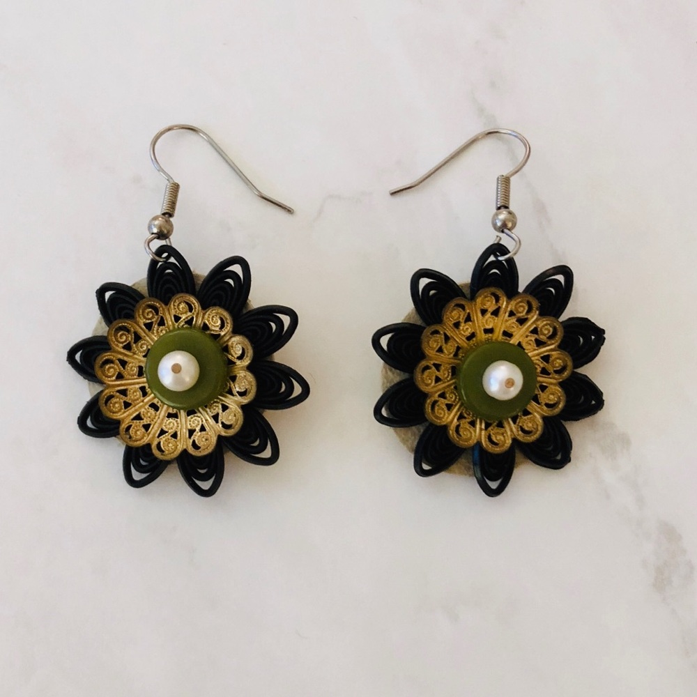 Gold pearl flower earrings